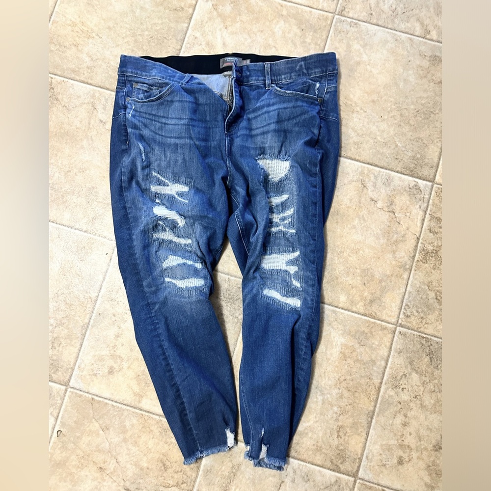 Torrid 22 R distressed skinny jeans